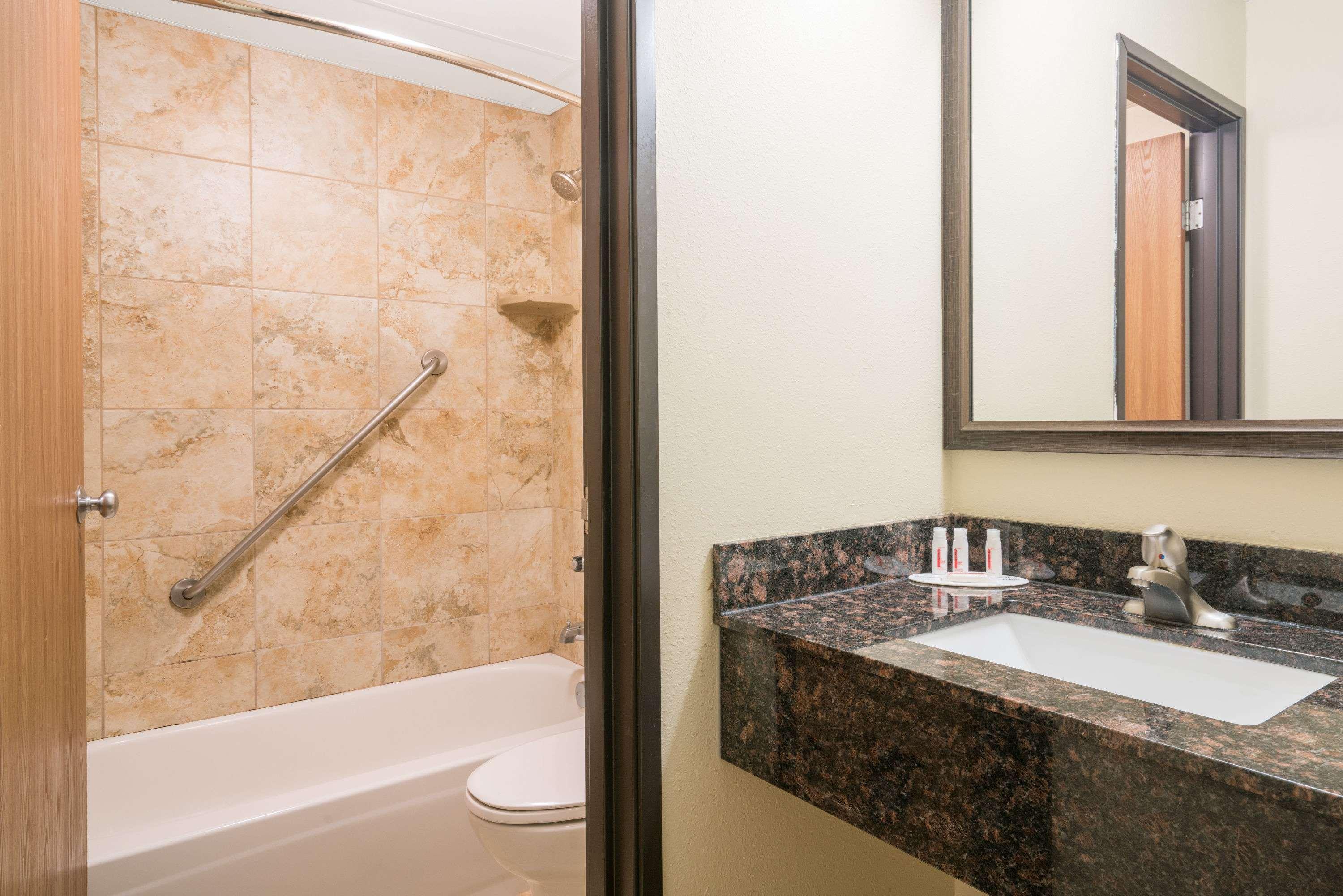 Days Inn & Suites By Wyndham Baxter Brainerd Area Екстериор снимка